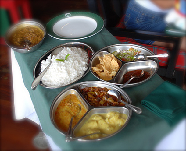 A trolley-platter of food 