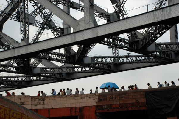 Looking above at the Howrah Bridge