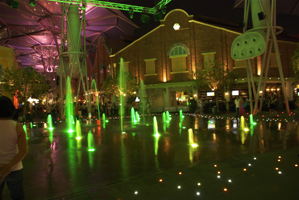 Adults and kids alike - all walk through this dancing fountain on the ground @ Clarke Quay