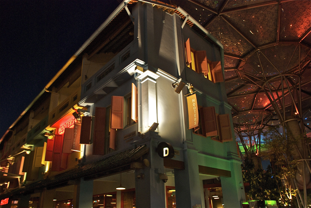 As we arrive @Clarke Quay - old renovated warehouses lighting up as they host popular restaurants and night clubs