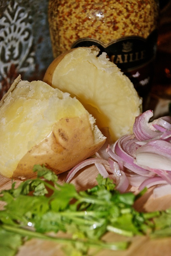 Boiled Potatos, Freshly Chopped Coriander leaves, Sliced onions