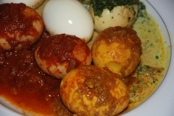 The gravy/curry too in different colours - red curry, yellow curry & green curry!