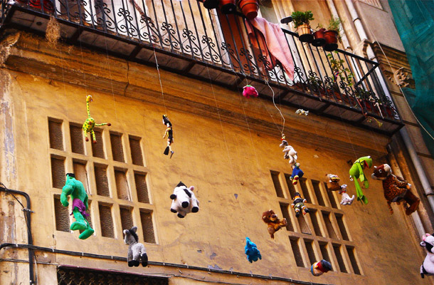 Found this unusual - torn out soft-toys hanging from the balcony. But couldn't see anyone I could ask for some explanation - it was Siesta time and Valencia was under a spell!