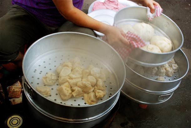 Momos in Tiretti Bazar - The Last Remnants of dwindling Chinese migrants in Kolkata