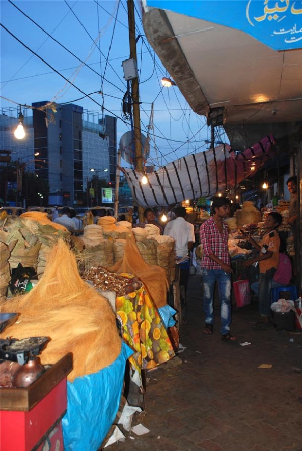 Road-side kiosks of Mallick Bazar in Kolkata selling Samaiya/Semolina, mixed fruits, Firni mix