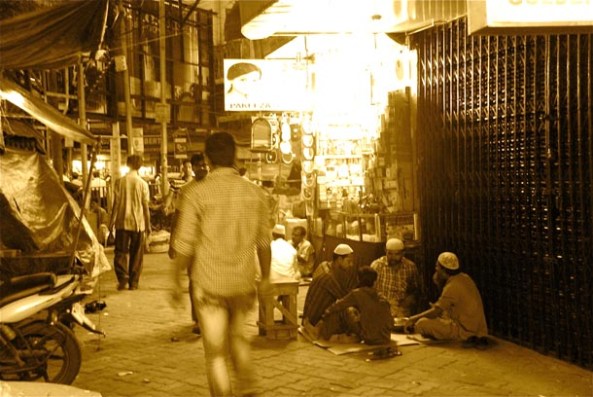 Strangers on the road breaking their Iftar together