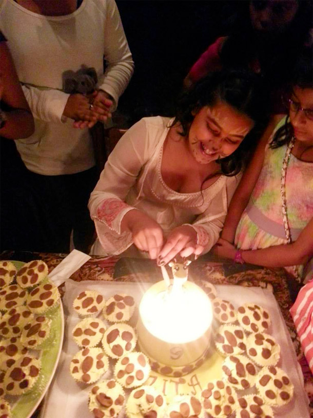 Big Z turns 9! The Shoogy woogy cupcakes match the Giraffe cake, which in turn matches the theme in the Rainforest Cafe.