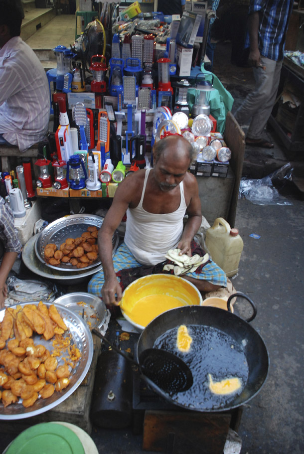 Pakoras being fried for Iftar; Chandni Chowk