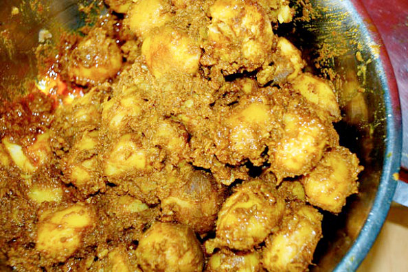 Spicy Aloor Dum in Dilipda's stall in Vivekananda Park, Kolkata