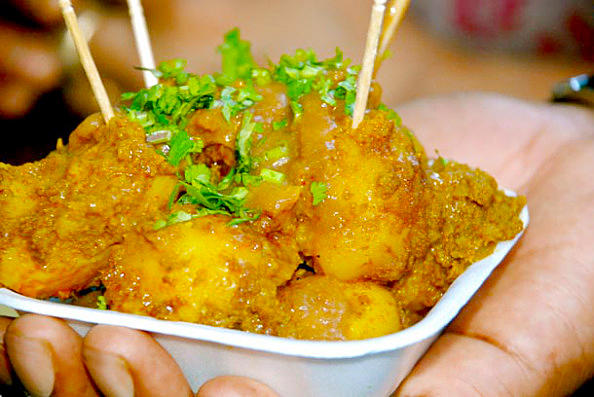 Spicy Aloor Dum in Dilipda's stall in Vivekananda Park, Kolkata