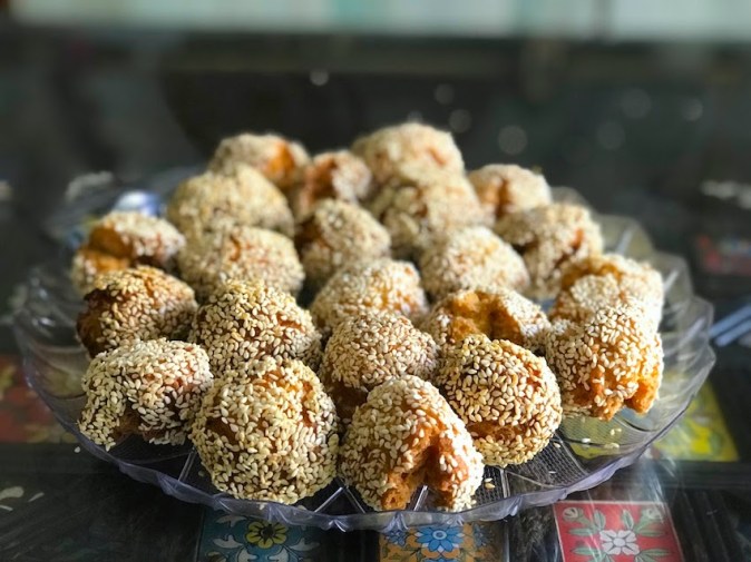 Binangkals are deep-fried dough ball coated with sesame seeds and originates from the Philippines.