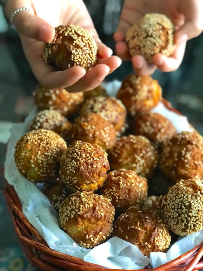 Binangkals are deep-fried dough ball coated with sesame seeds and originates from the Philippines.