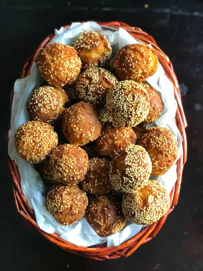 Binangkals are deep-fried dough ball coated with sesame seeds and originates from the Philippines.