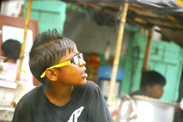 A street smart Jack-of-all-trades in the roadside of Kolkata