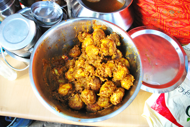 Spicy Aloor Dum in Dilipda's stall in Vivekananda Park, Kolkata