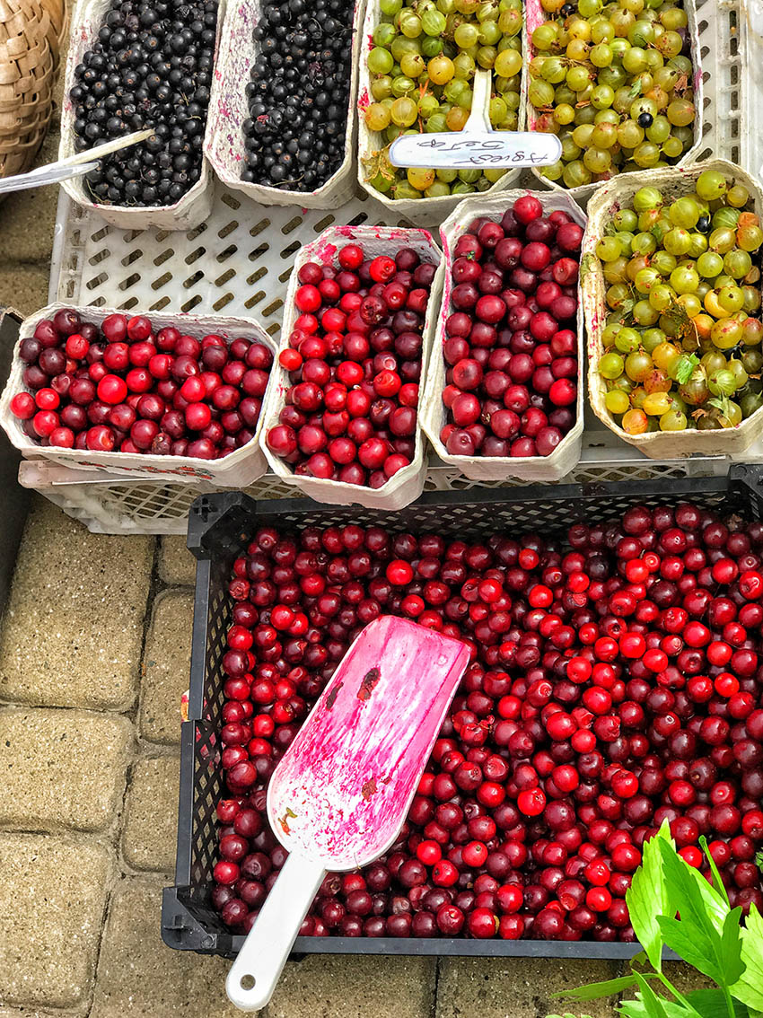 Targ Pietruszkowy farmers’ market in Plac Niepodległości